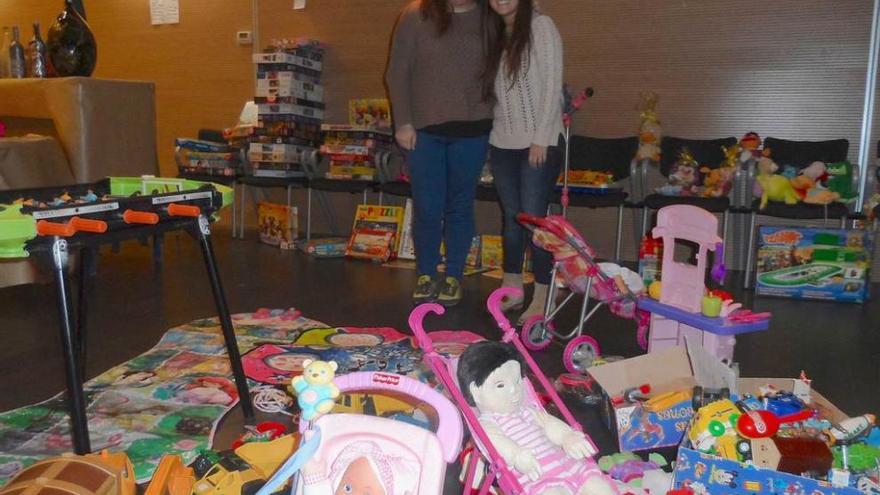 Julia Rodríguez y Ana Álvarez, rodeadas de juguetes.