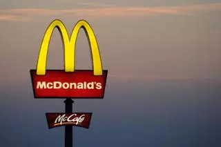 El primer McDonald's del mundo que atiende con robots está en Estados Unidos
