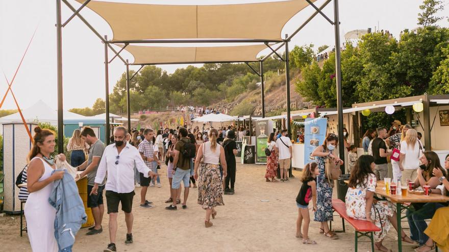 El Club Hípico El Pinar inaugura un mercadillo al aire libre con actuaciones en directo y gastronomía