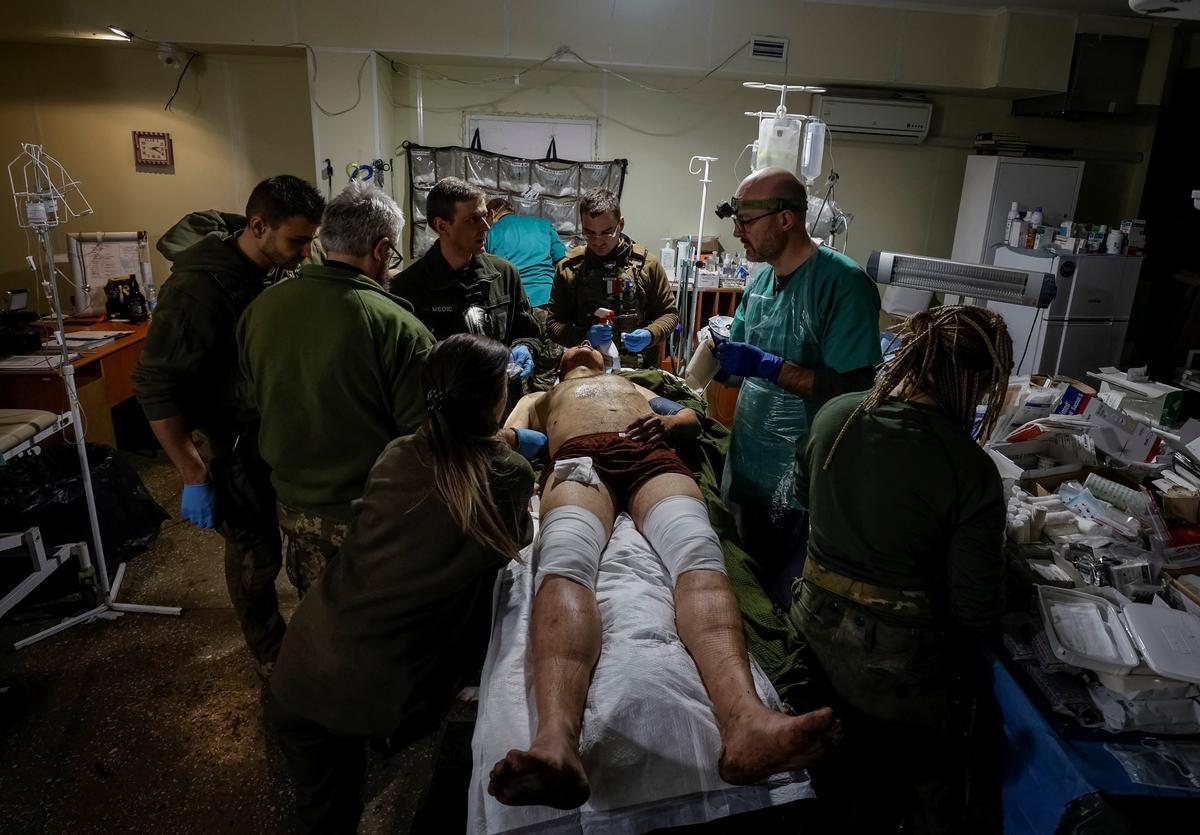 Curas a soldados ucranianos heridos en un centro médico en Donetsk