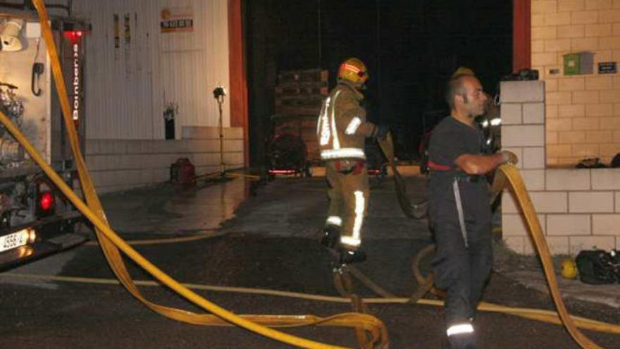 Los bomberos recogen sus utensilios tras el fuego.