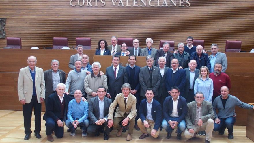 Las Corts rinden honores a los veteranos del Valencia