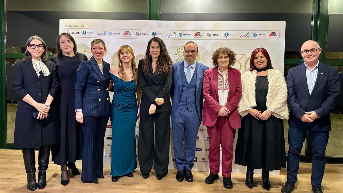 La alcaldesa de Santiago, Goretti Sanmartín, tercera por la derecha, junto al director de ACEM, Marcos Moure, y otros miembros de la Corporación Municipal en la gala del treinta aniversario de la asociación compostelana.