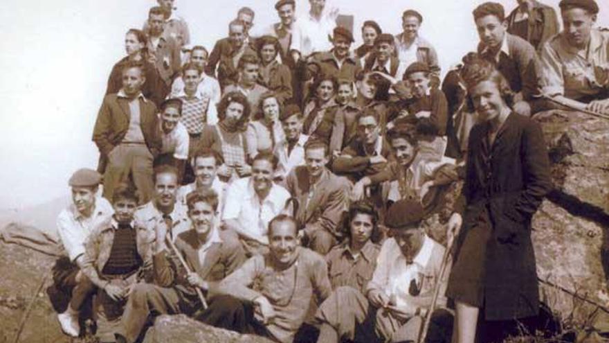 Imagen de los fundadores en su primera excursión, en 1942.  // Antonio Veiga