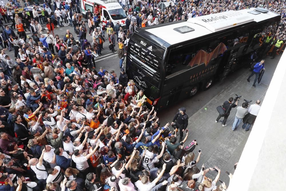 Miles de aficionados en el partido de las Leyendas del Valencia CF