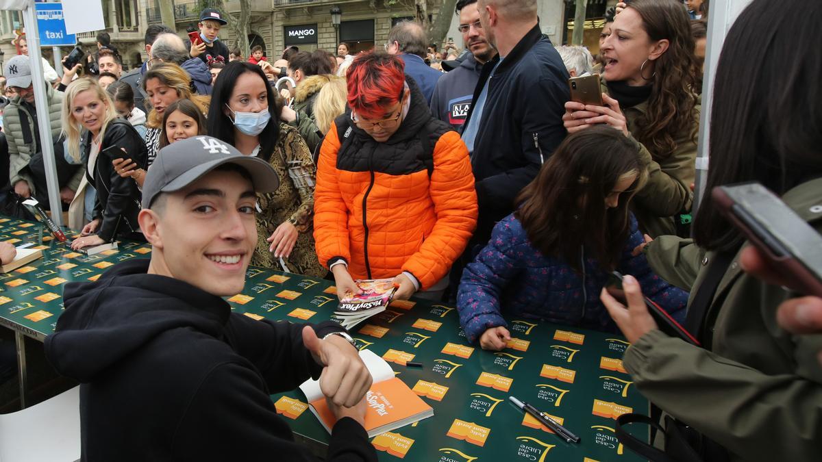 El youtuber YosoyPlex firma ejemplares de su libro en el paseo de Gràcia de Barcelona, este Sant Jordi.