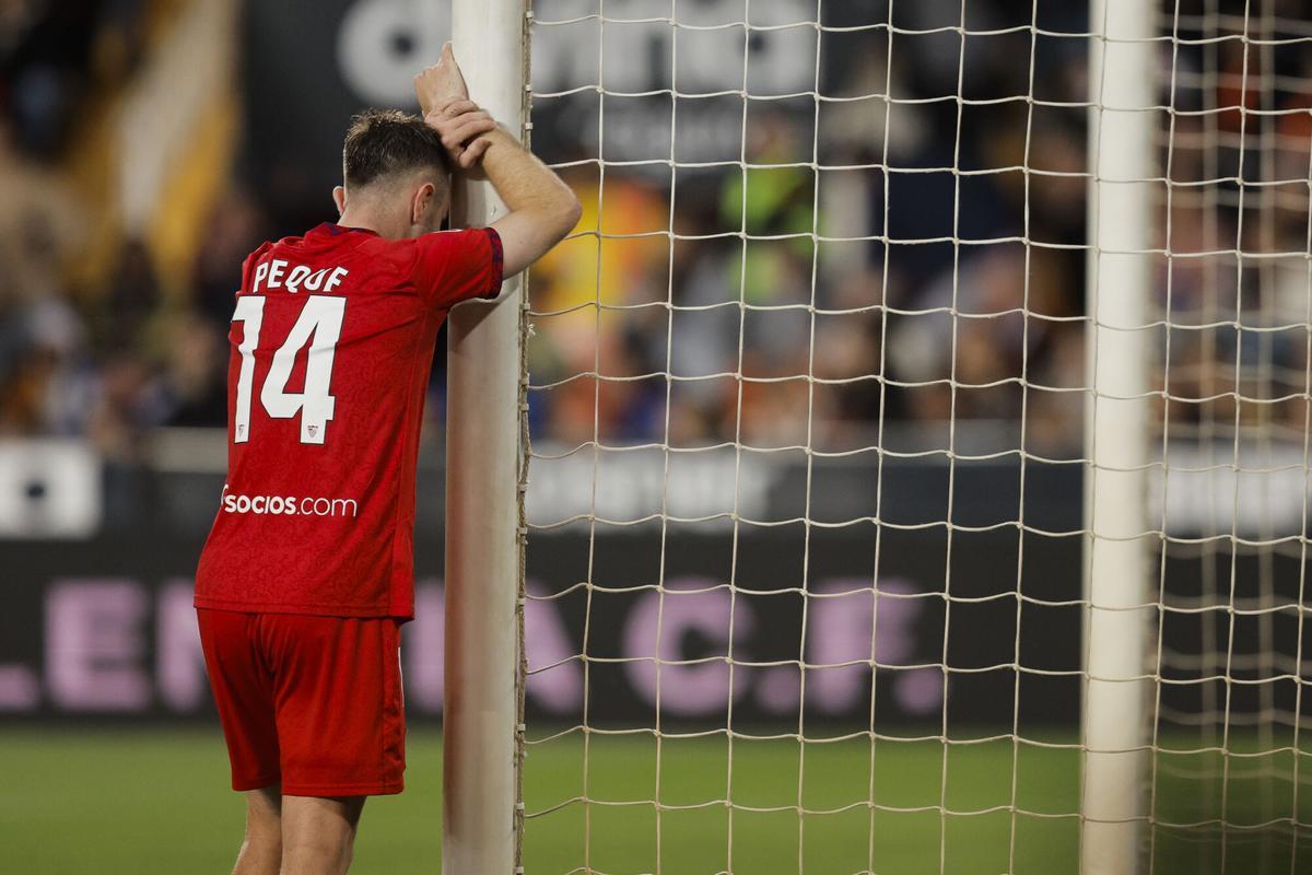 Peque se lamenta de una jugada durante el partido de Liga entre Valencia y Sevilla disputado en Mestalla.