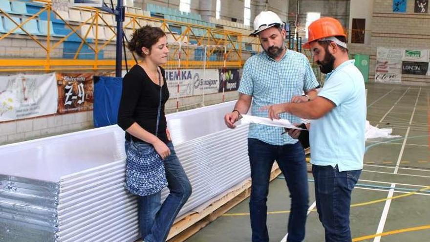 Carla Pérez, con el alcalde, Marcos Besada, y un técnico. // D. P.