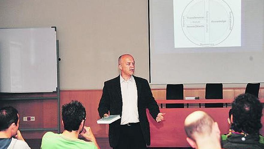 El geógrafo Urbano Fra, durante el seminario que impartió en la sala de grados del campus de Barredo.