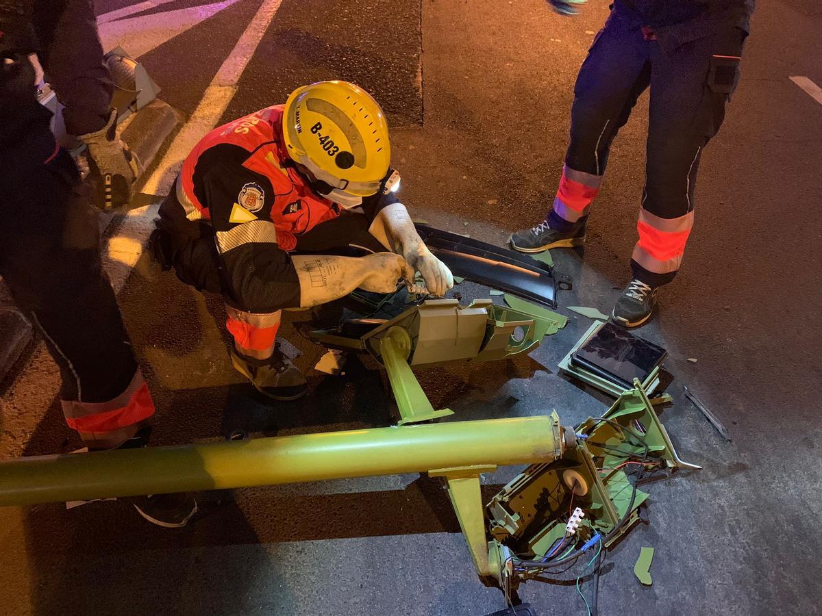 Un bombero desconecta el semáforo en Arrecife.