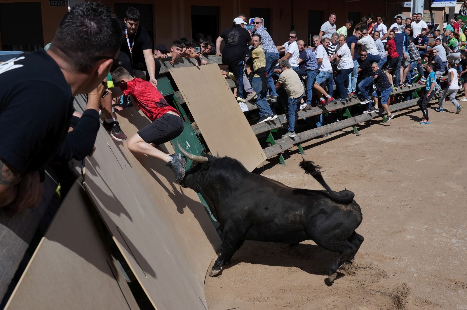 Galería: Los momentos más tensos de la primera jornada taurina en Vila-real