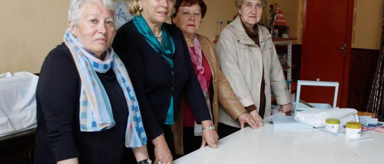 Por la izquierda, Juana María Riestra, María Teresa Cadenas, Purificación Fernández y Tita Artime, en la sede de Cáritas en Candás.