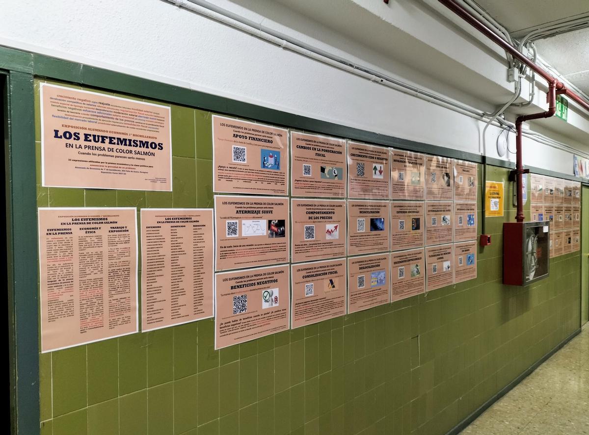 Carteles de la muestra 'Los eufemismos de la prensa color salmón' en el IES Félix de Azara de Zaragoza.