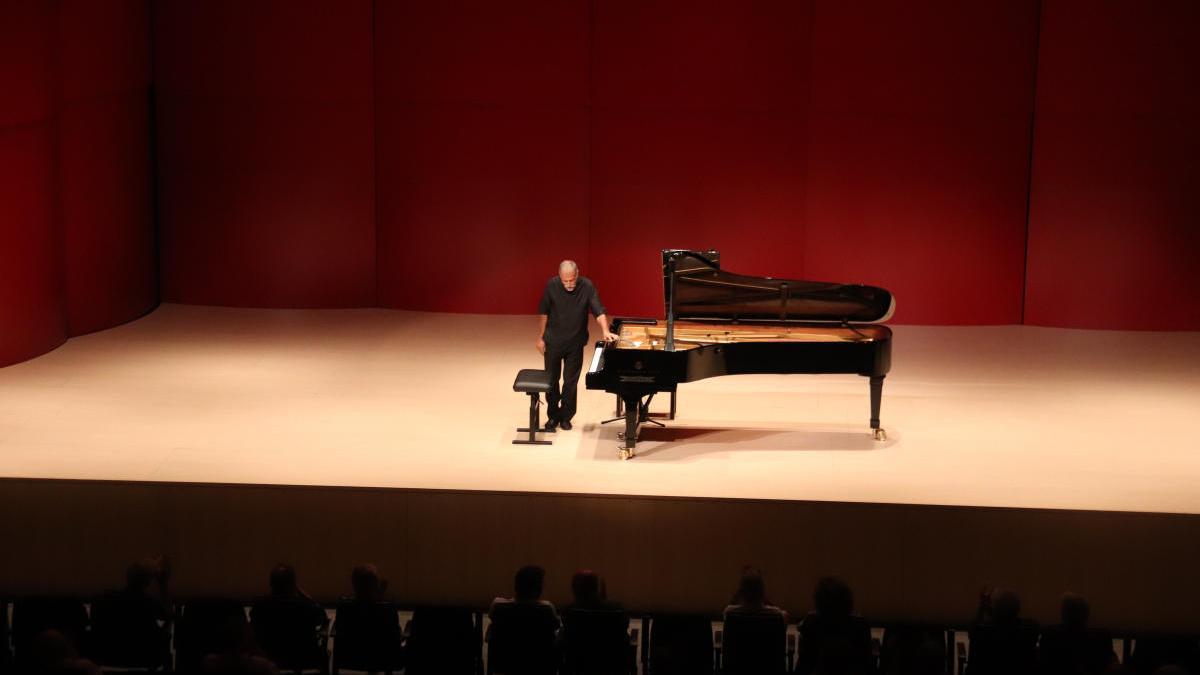 El pianista Josep Colom saludant després del concert de clausura del 40è Festival de Torroella de Montgrí