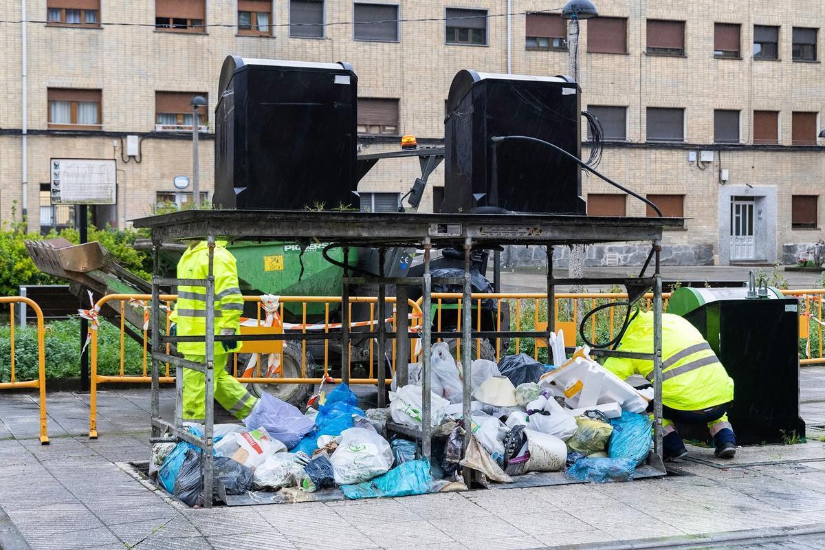 Trabajos de retirada de los contenedores subterráneos en Barredos, Laviana