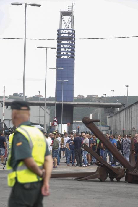 Manifestación de los trabajadores de la compañía Astur-Leonesa ante la entrada del puerto de Avilés