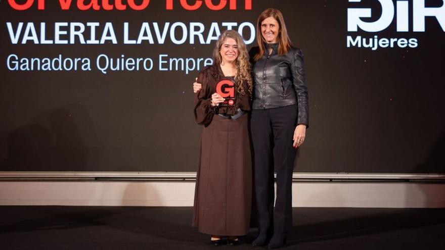 Valeria Lavorato (izq.) recibe el premio. |  FdV