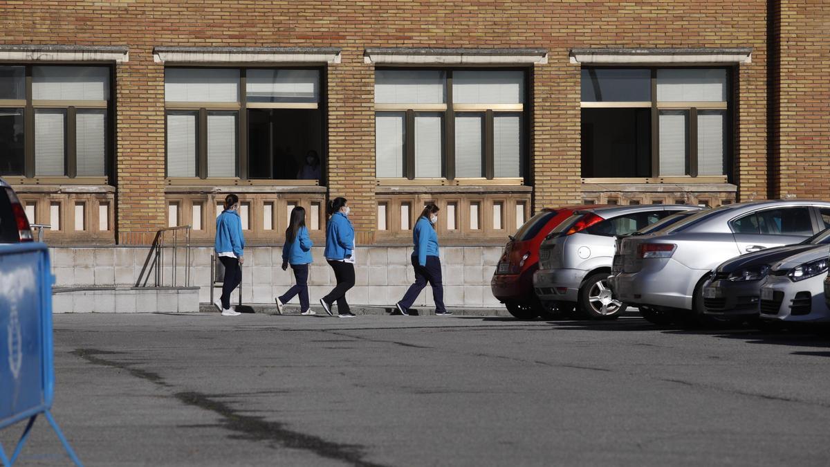 Sanitarios a la entrada del Sanatorio Marítimo