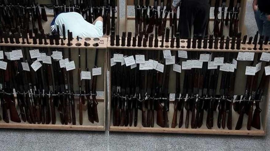 Armas expuestas en la Comandancia de Pontevedra. // Guardia Civil