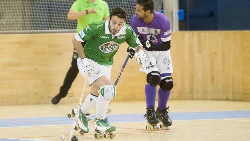 David Torres corre con la bola en un partido de pretemporada.