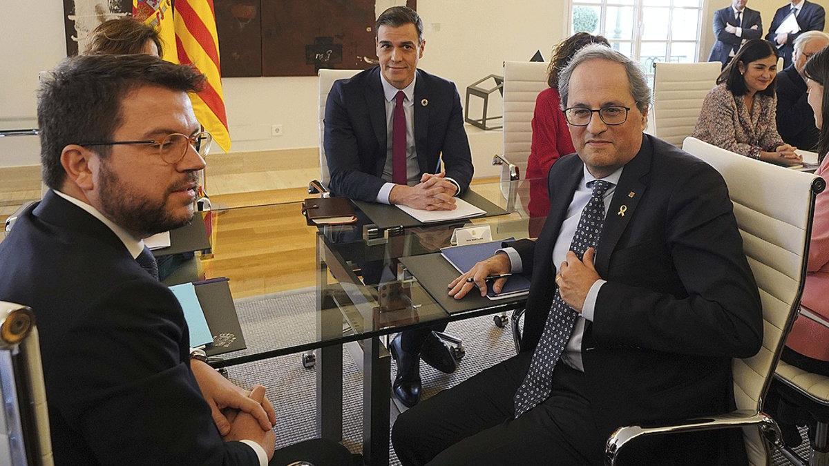 De izquierda a derecha, Pere Aragonès, Pedro Sánchez y Quim Torra, poco antes de comenzar la mesa de diálogo sobre Catalunya, el miércoles en la Moncloa