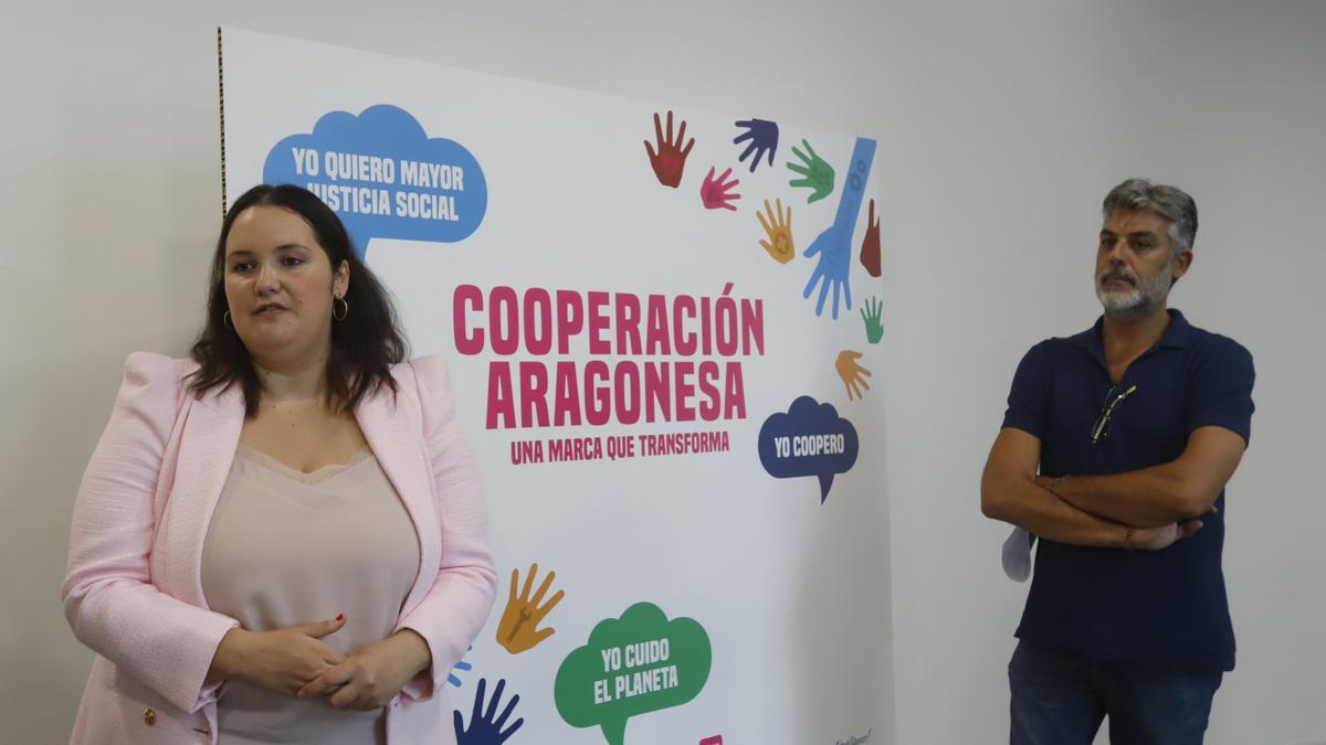 Natalia Salvo y Jonathan Egea, en la inauguración de la exposición ‘Cooperación aragonesa. Una marca que transforma’, de la fundación Familias Unidas.