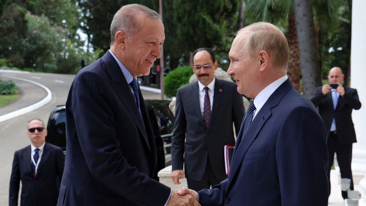 Putin recibe a Erdogan en el balneario ruso de Sochi, a orillas del mar Negro.