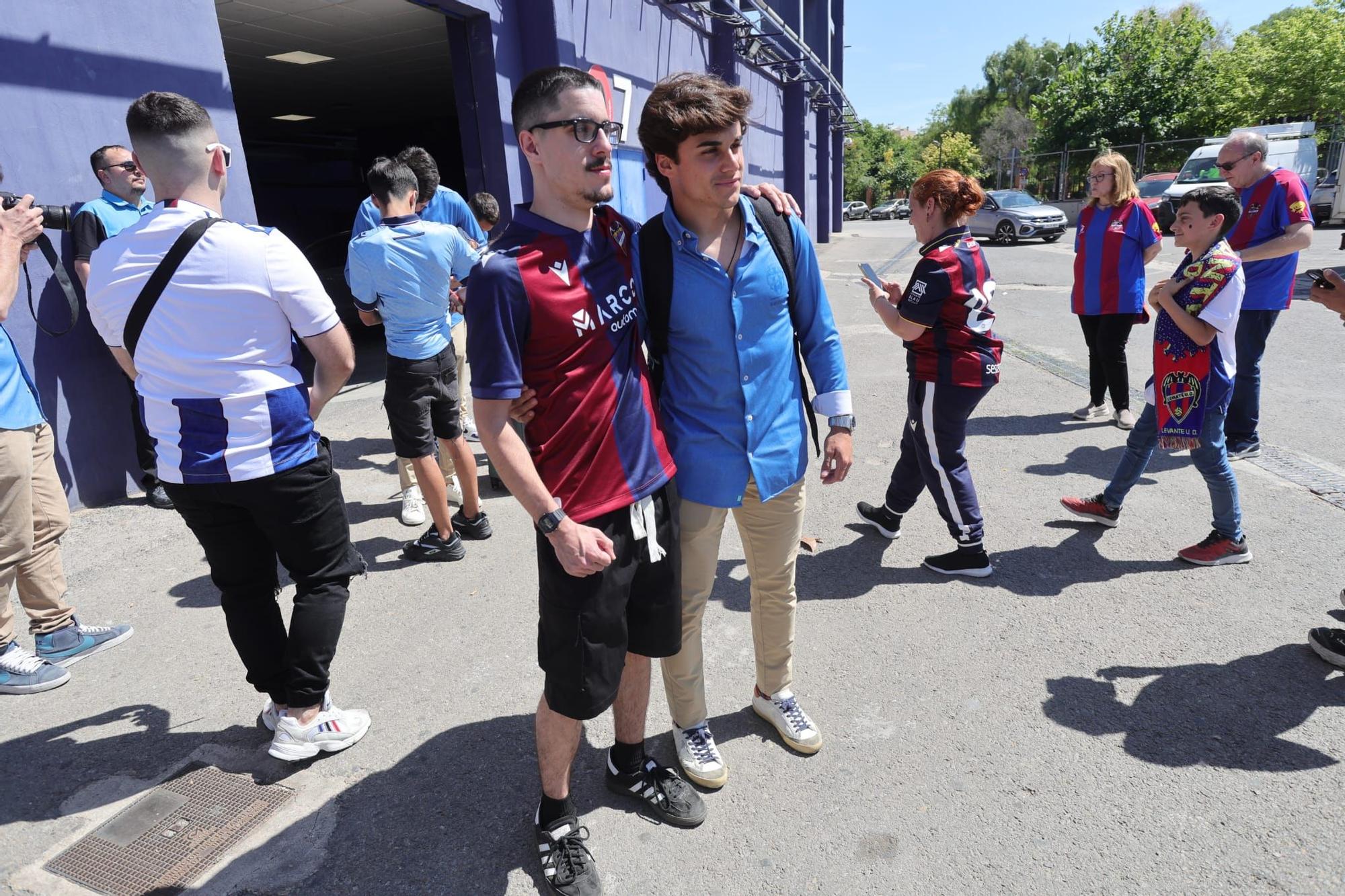 Algunos aficionados desean suerte al Levante UD antes de viajar a Buegos