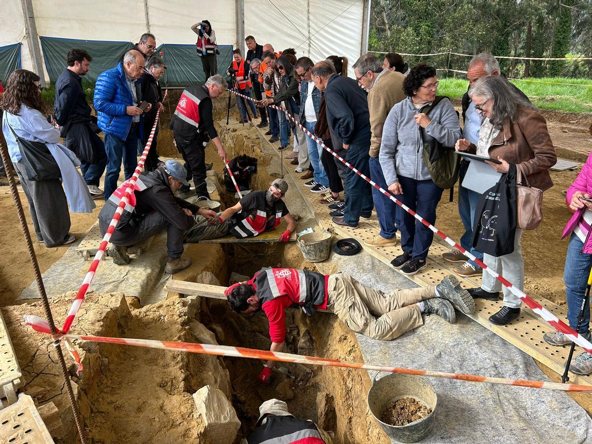 EN IMÁGENES: Así avanzan los trabajos de exhumación en la fosa común de La Lloba, en Castrillón