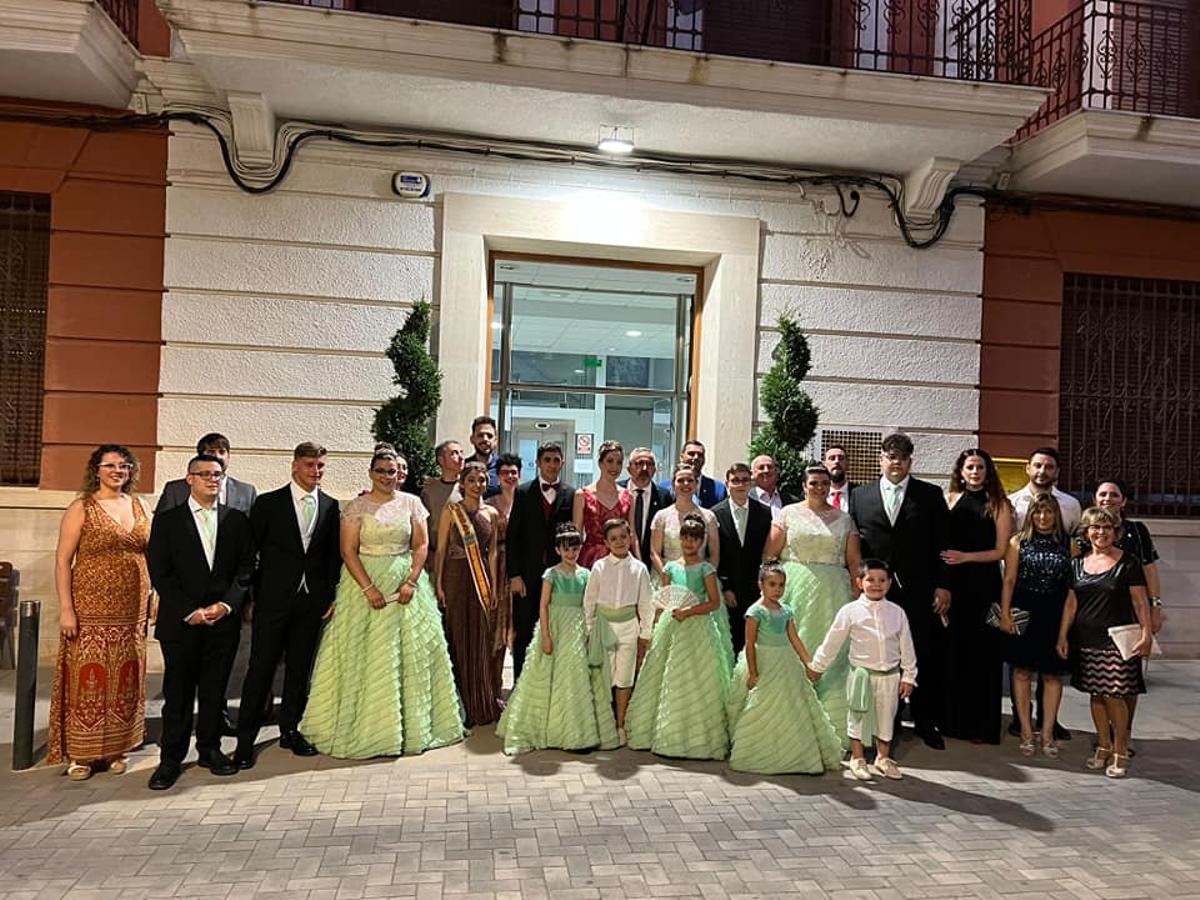 Imatge dels festers i festeres de l'Alqueria de la Comtessa durant l'acte de presentació.