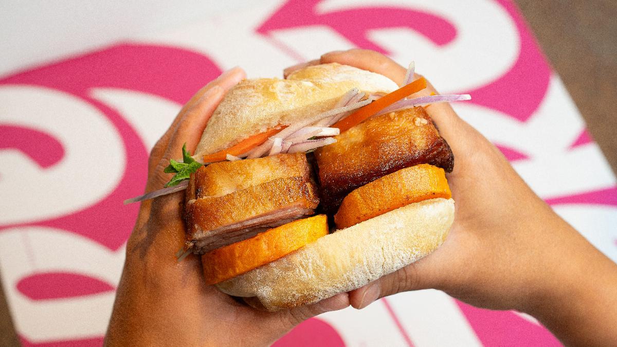 Chicharrón de cerdo, boniato y salsa criolla: la versión callejera que Jhosef Arias sirve en el Madrid Food Fest, pensada para comer con las manos.