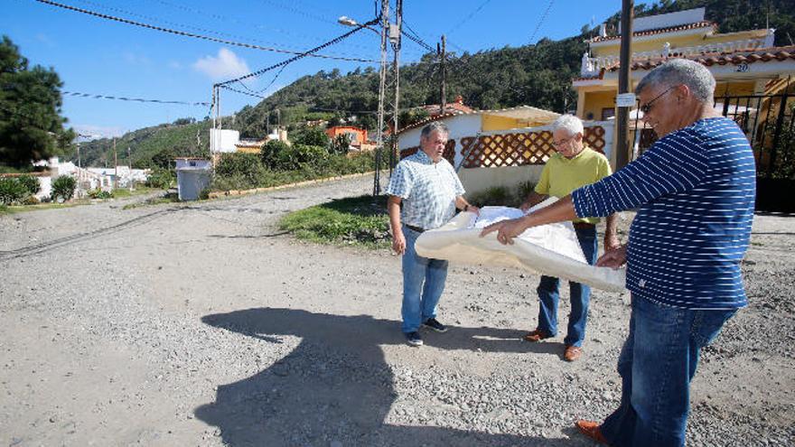 José Santana (izq.), Antonio García y Antonio de Saá, con uno de los viejos planos del lugar.