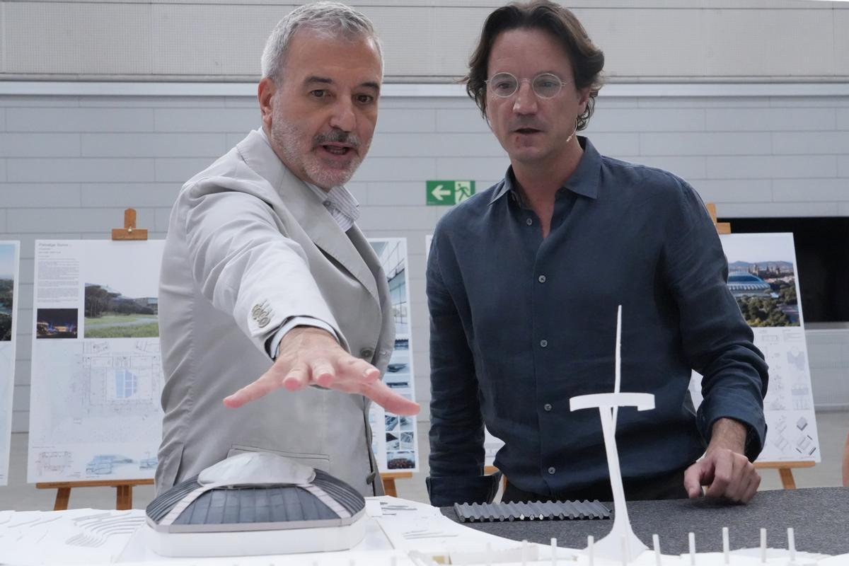 El arquitecto Jorge Vidal presenta el proyecto ganador del nuevo Sant Jordi Club al alcalde Jaume Collboni El arquitecto Jorge Vidal presenta el proyecto ganador del nuevo Sant Jordi Club al alcalde Jaume Collboni