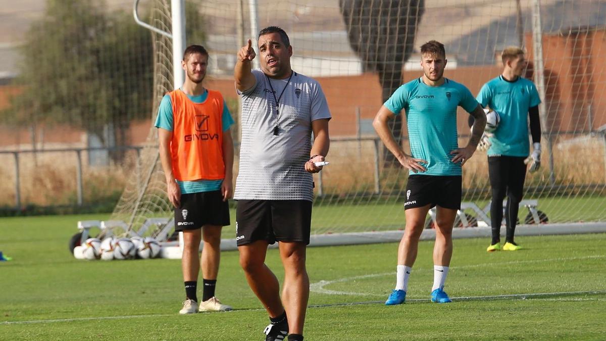 Germán Crespo da instrucciones a sus jugadores, este martes, durante el entreno del Córdoba CF en la Ciudad Deportiva.