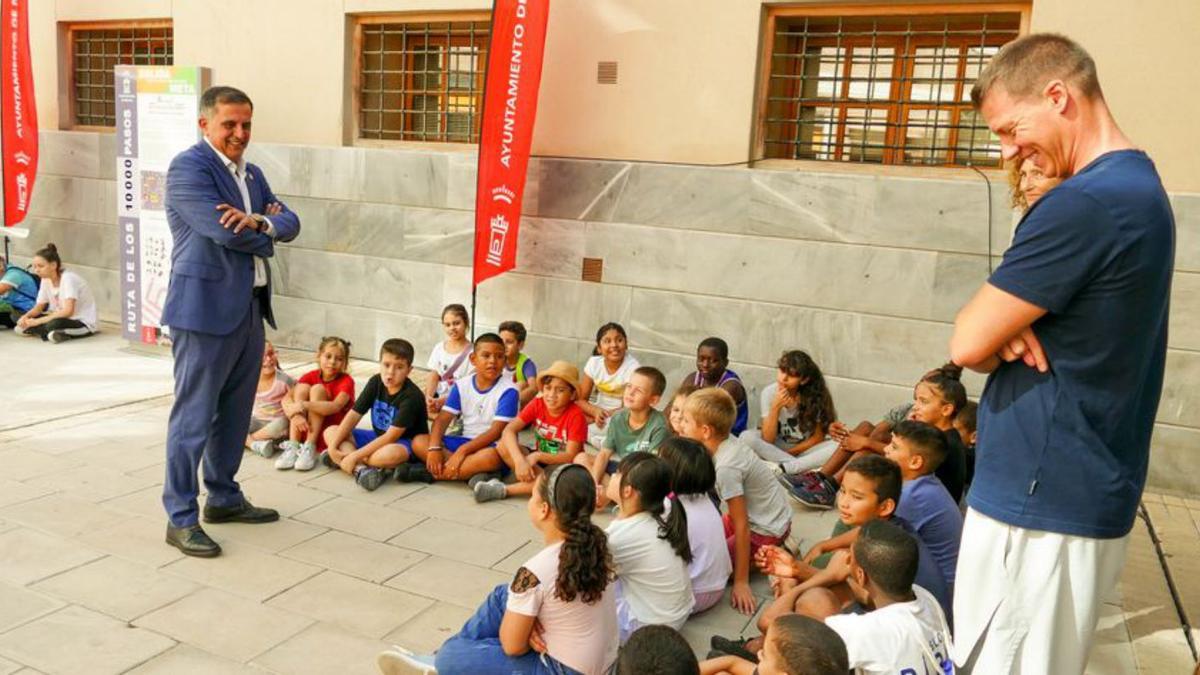 El alcalde Serrano, con alumnos de uno de los centros de ‘Escuelas Activas’ | A.M.