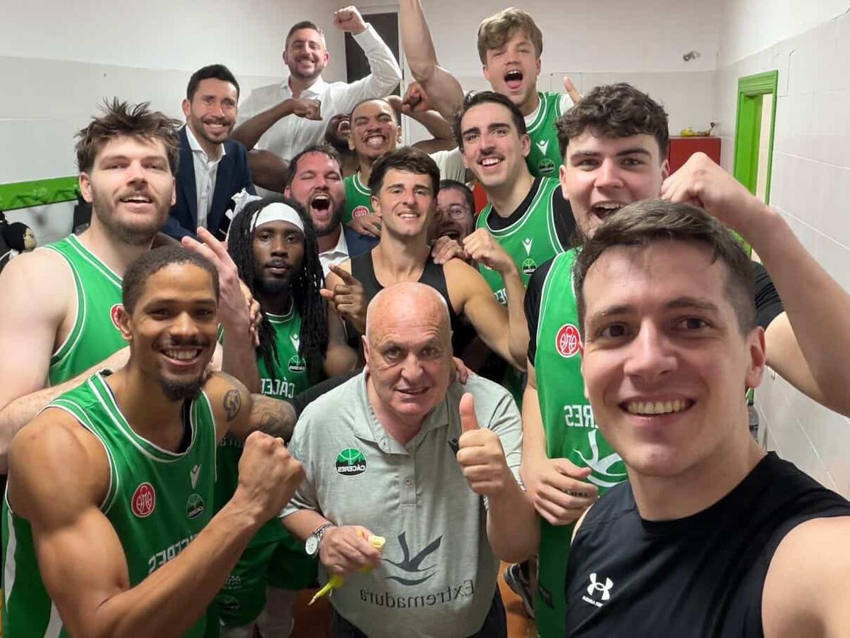 Los jugadores y el cuerpo técnico del Cáceres celebran la victoria en Morón.