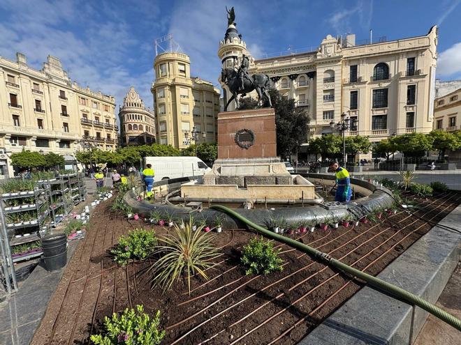 La fuente de Las Tendillas luce nuevo aspecto rodeada de flores y plantas de temporada