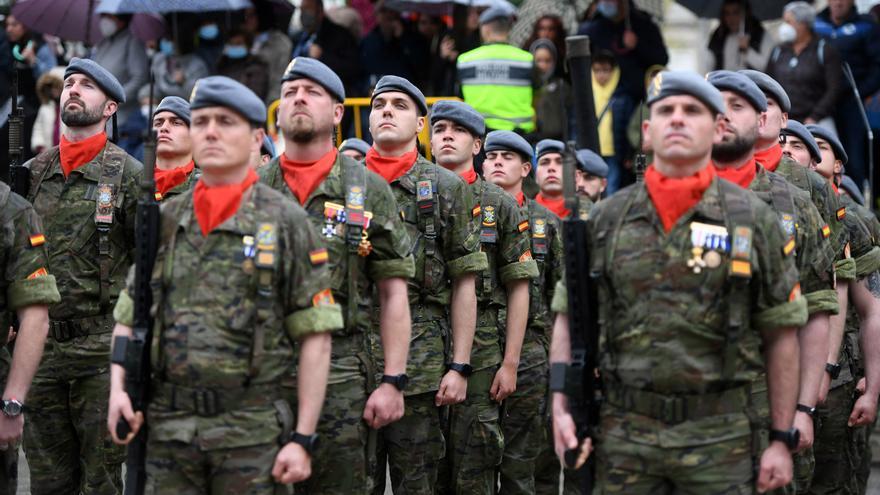 Desfile del Regimiento Isabel la Católica de la Brilat por Pontevedra