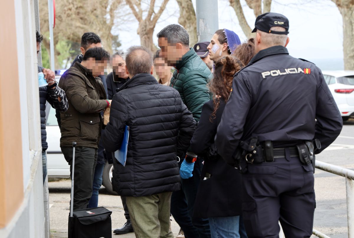 La Policía registra la vivienda de Alcabre donde dos hombres apuñalaron a un tercero