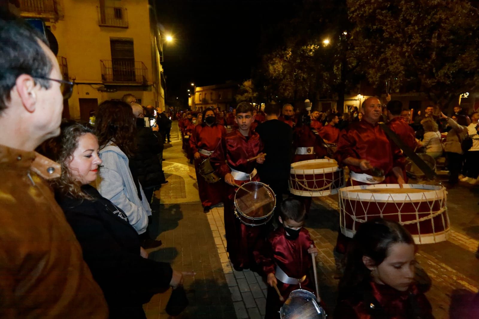 Els Tambors de Passió hacen vibrar Almassora en una noche mágica