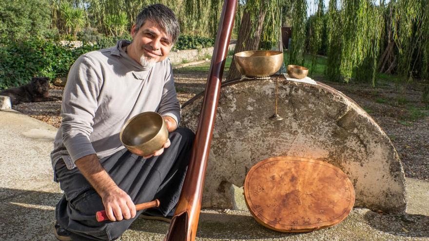 El terapeuta Edgard Tarrès, especialista en sonoteràpia