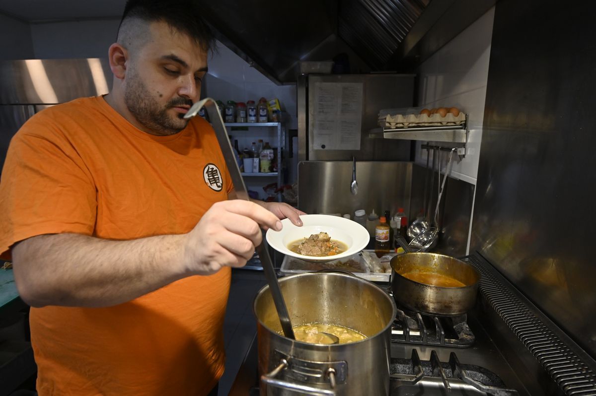 El cocinero del restaurante Nu de Vila-real emplata una ración de olla de la Plana de las jornadas gastronómicas.