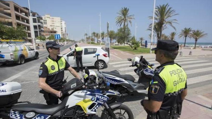 Dispositivo policial en la playa de Gandia.