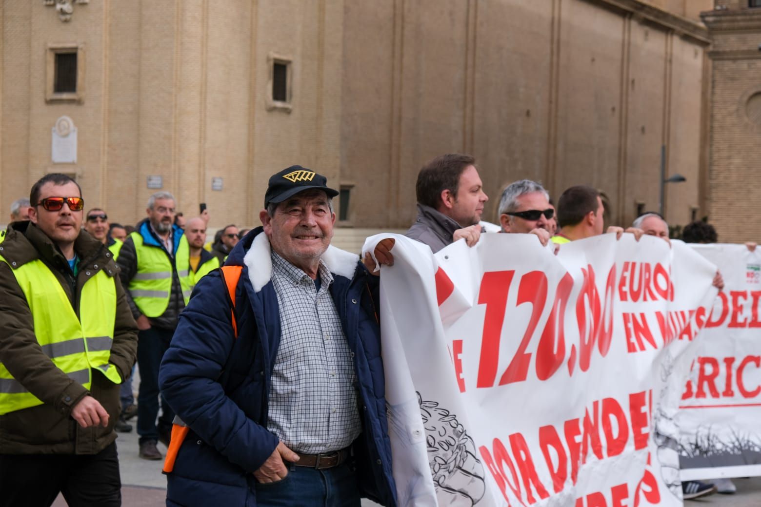 EN IMÁGENES | Los agricultores se concentran en la plaza del Pilar