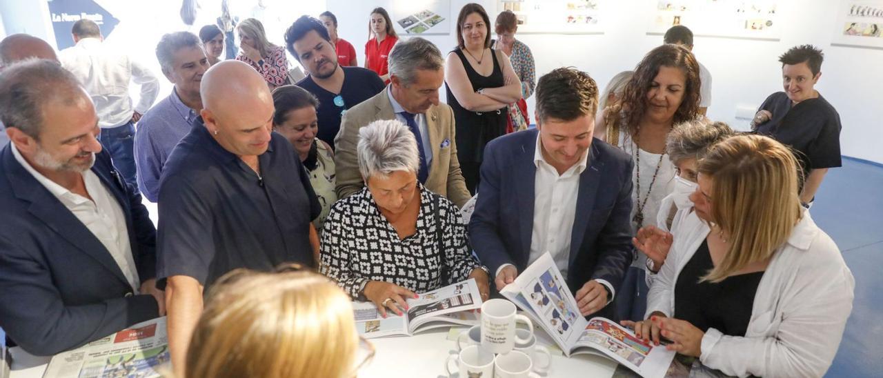 Por la izquierda, en primera fila, Constantino Vaquero, Monchu García, Pilar Pintos, Eloy Méndez, María Luisa Carcedo y Gimena Llamedo, ayer, en el stand de LA NUEVA ESPAÑA en la Feria de Muestras. | Marcos León