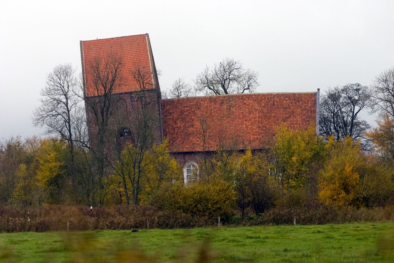 La Iglesia de Suurhusen, en Alemania, es el edificio más inclinado del mundo.