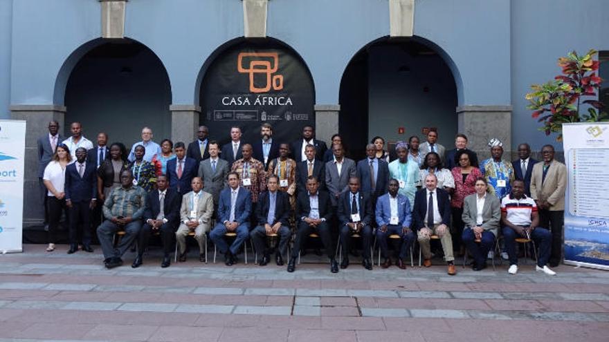 Foto de familia del capítulo regional de la Ichca en Casa África durante la asamblea organizada por la Fundación Puertos de Las Palmas.