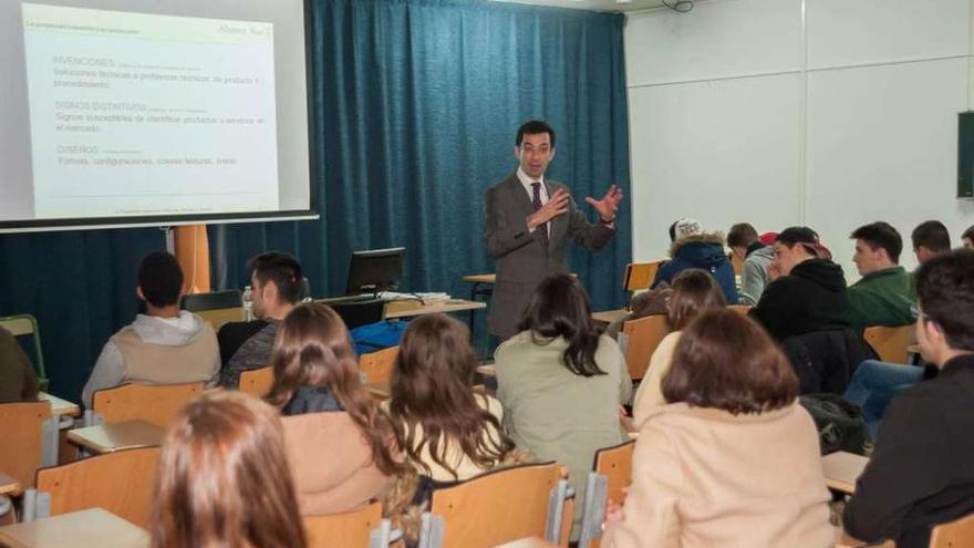 Alumnos do IES María Casares, onte, na charla de Alberto Álvarez sobre patentes e marcas.