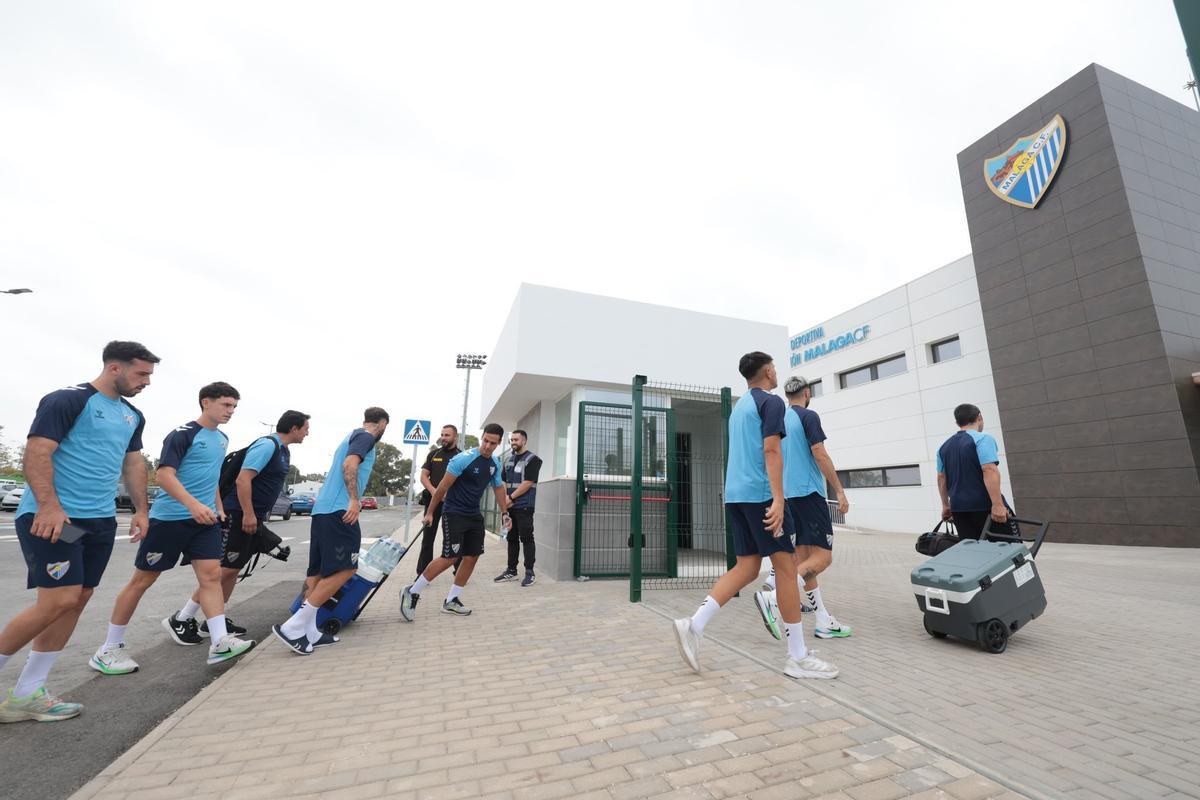 La plantilla del Málaga CF llega a la Ciudad Deportiva Fundación MCF.