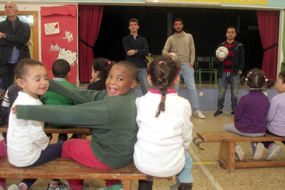 Futbolistas del Cartagena visitan un colegio